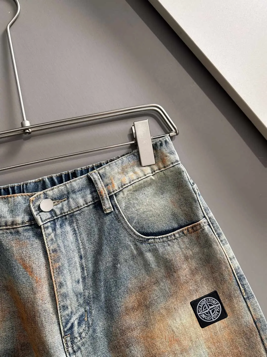 P360 Stone Island 2025 autumn and winter loose wide-leg jeans and straight trousers, the trend in the trend! Many fashion bloggers control the upper body. The water is woven from imported Japanese Denim plain cotton denim fabric. It has three standards, is soft, delicate, comfortable and breathable. The color has a modern and fashionable vicissitudes. The upper body is versatile and fashionable! Light luxury, a must-have item for daily commuting! Size: S-3XL (please state your height and weight when placing an order)